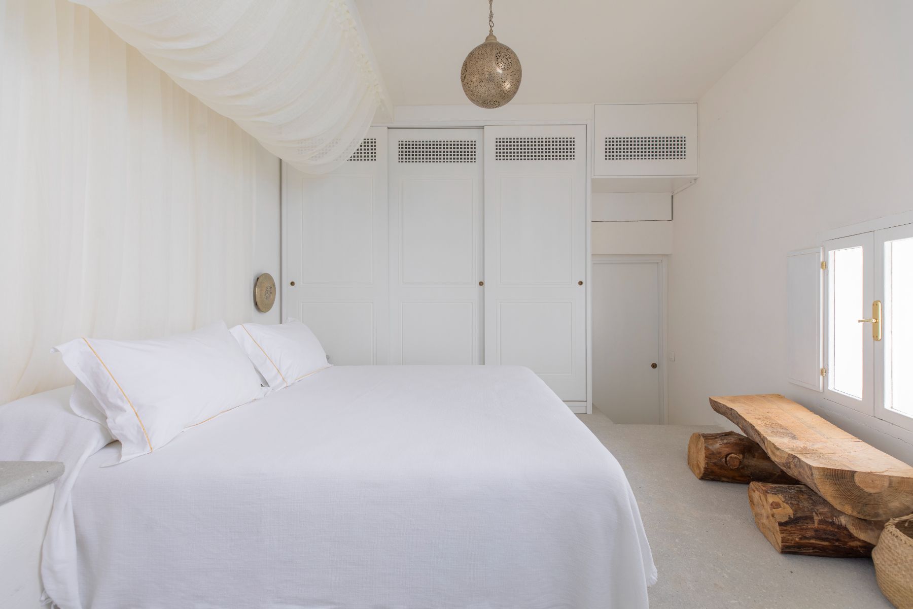 double bed suite white white decor in Il Marinaio villa Amalfi