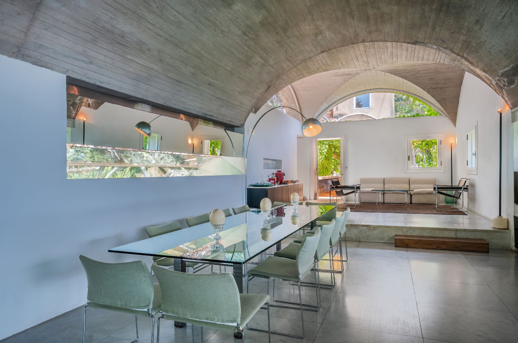 Il Marinaio indoor dining room with a long table and green leather seats in Amalfi