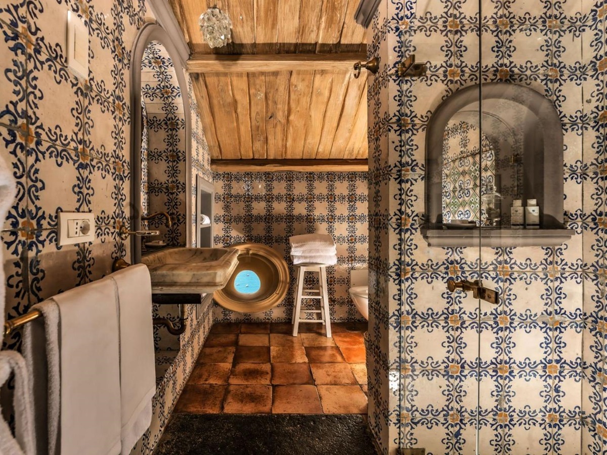 Shower at Palazzo del Vescovo in Amalfi