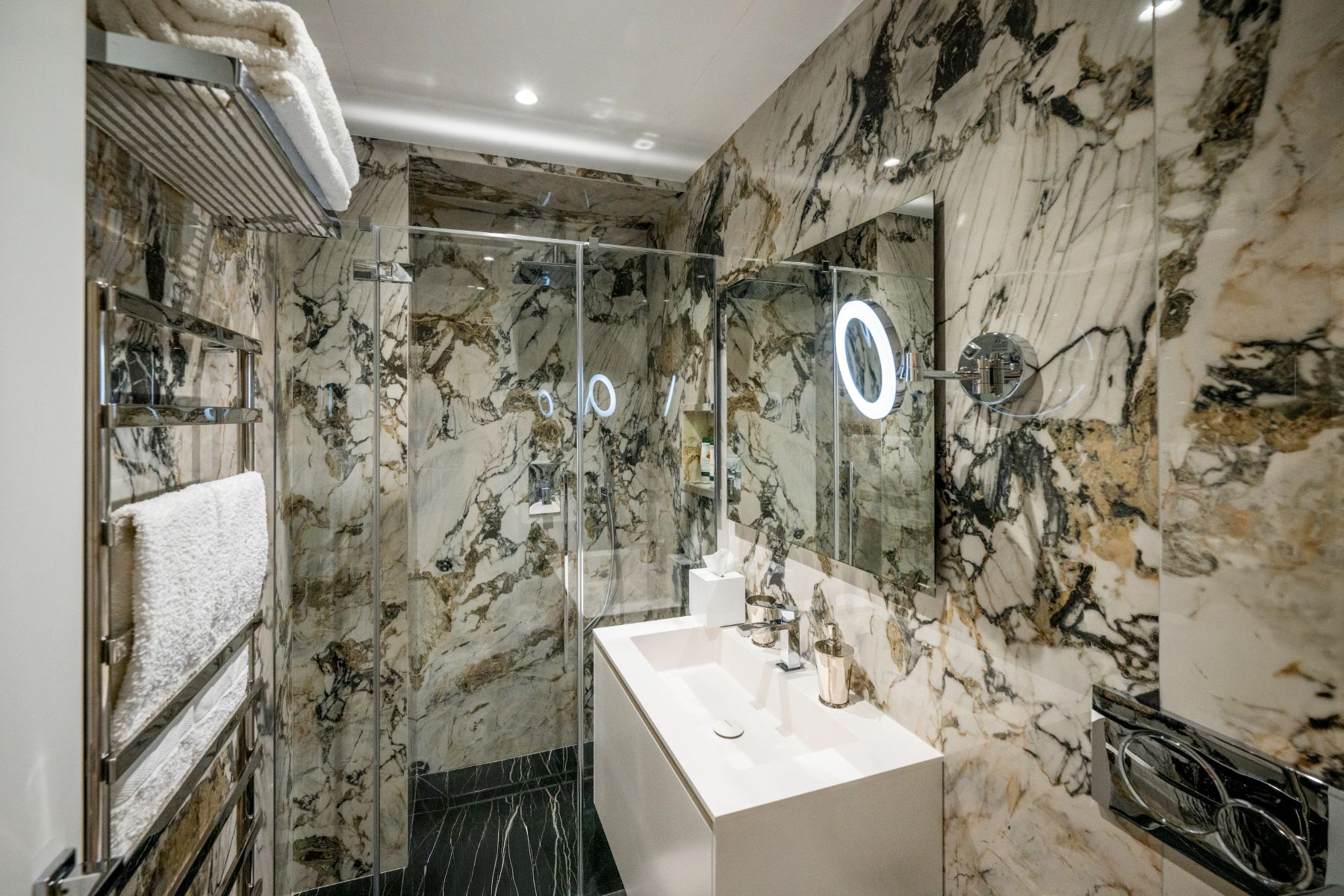 Black and beige marble bathroom at Villa Colorito in Amalfi