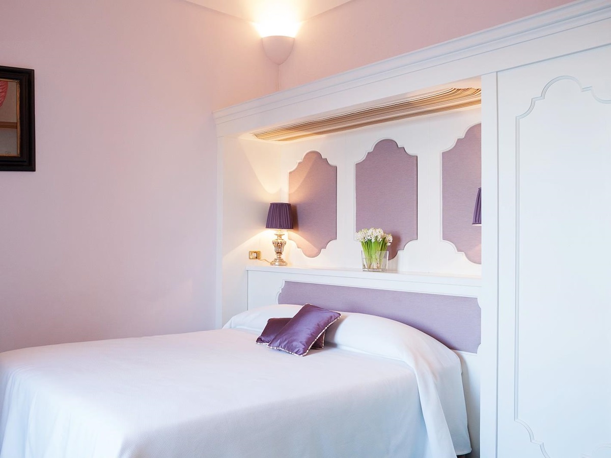 Pink double bedroom of Villa di Praiano, Amalfi Coast