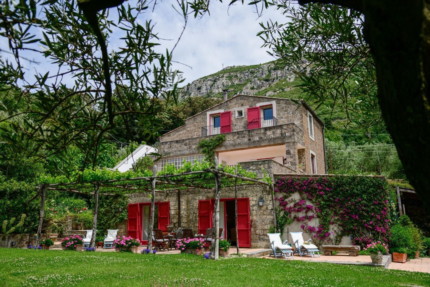 The front exterior of Villa Il Campo.