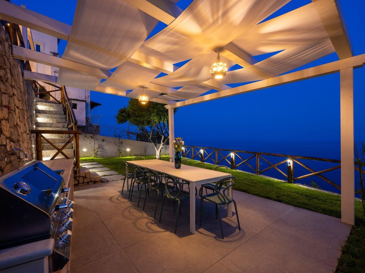 Outdoor Dining at Villa Iris in Amalfi