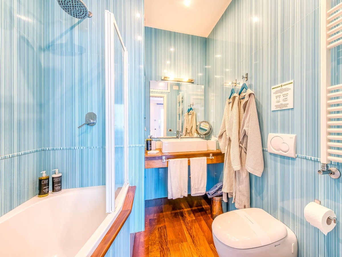 Modern bathroom with bath and shower in Villa Li Galli in Amalfi