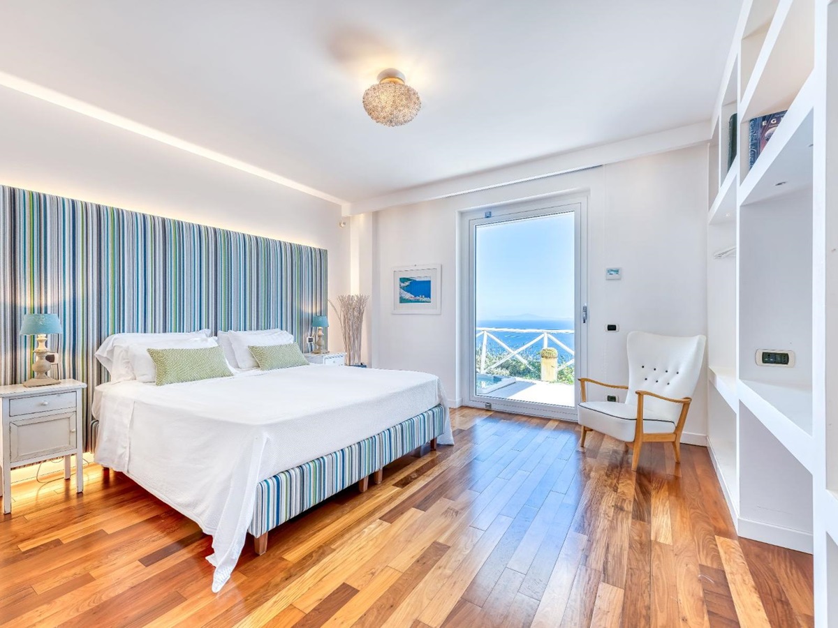 Bedroom with large double bed with views of the sea at Villa Li Galli in Amalfi