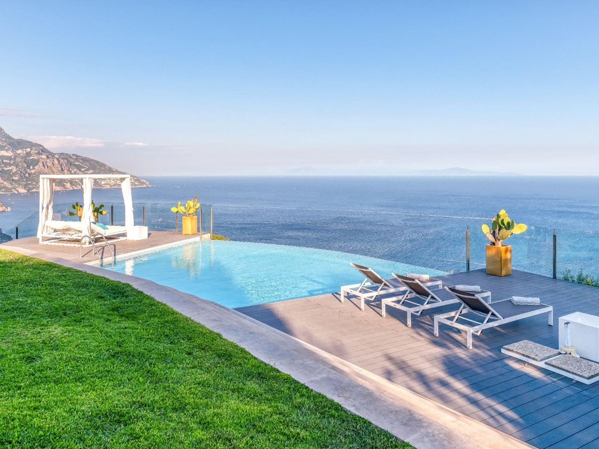 View of the infinity pool and the terrace overlooking the sea in Villa Li Galli in Amalfi