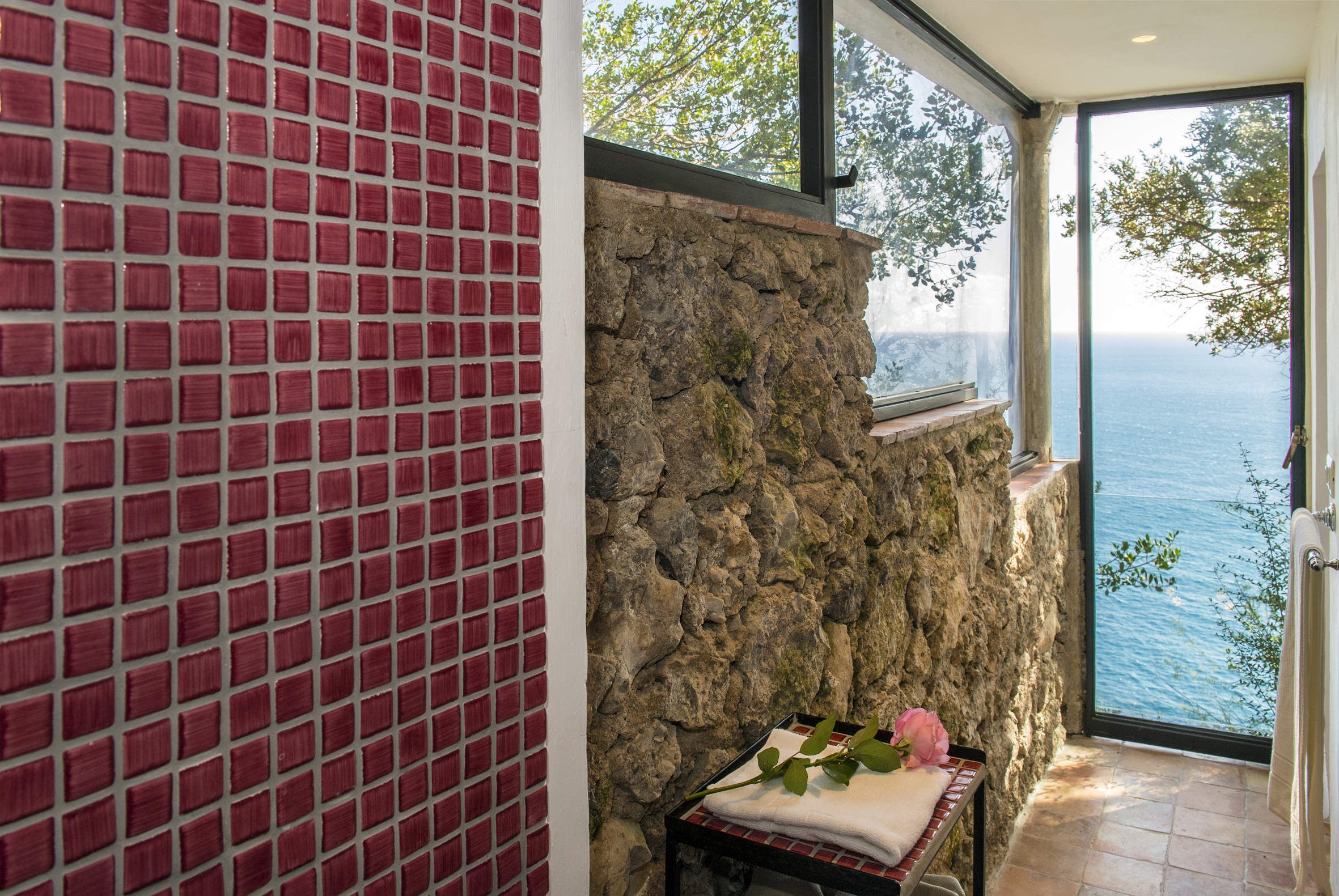 longanessi bathroom with view at Il Maiori in Amalfi