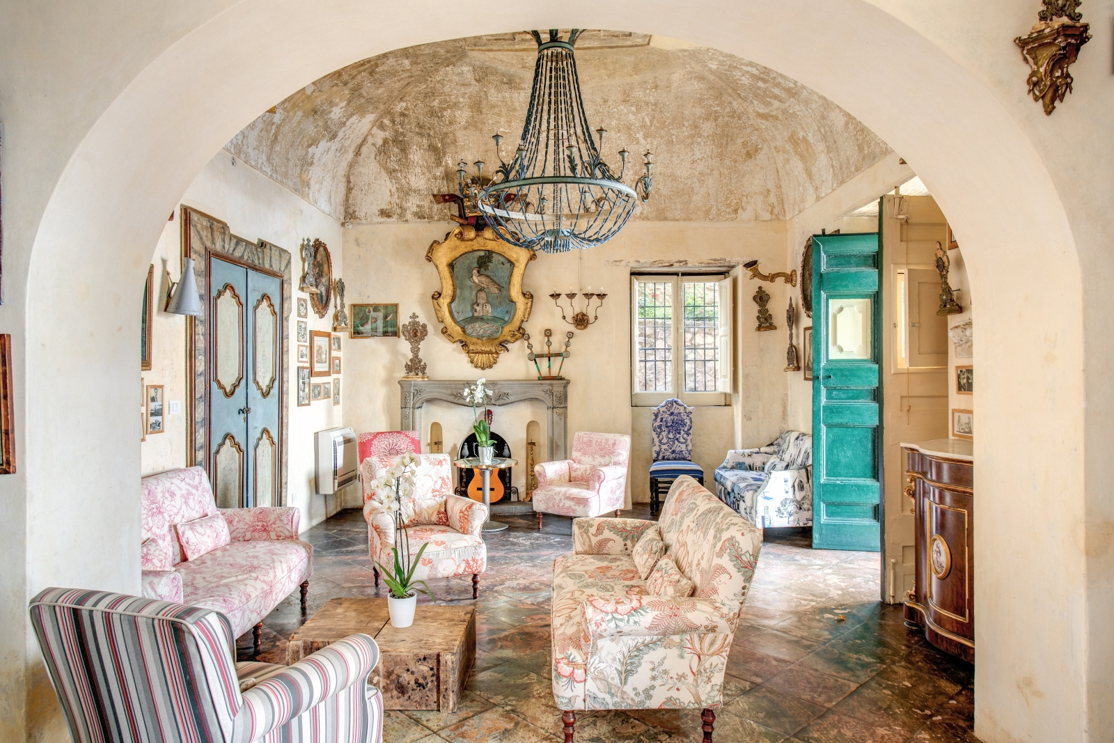 Sitting room with arched ceiling and chandelier