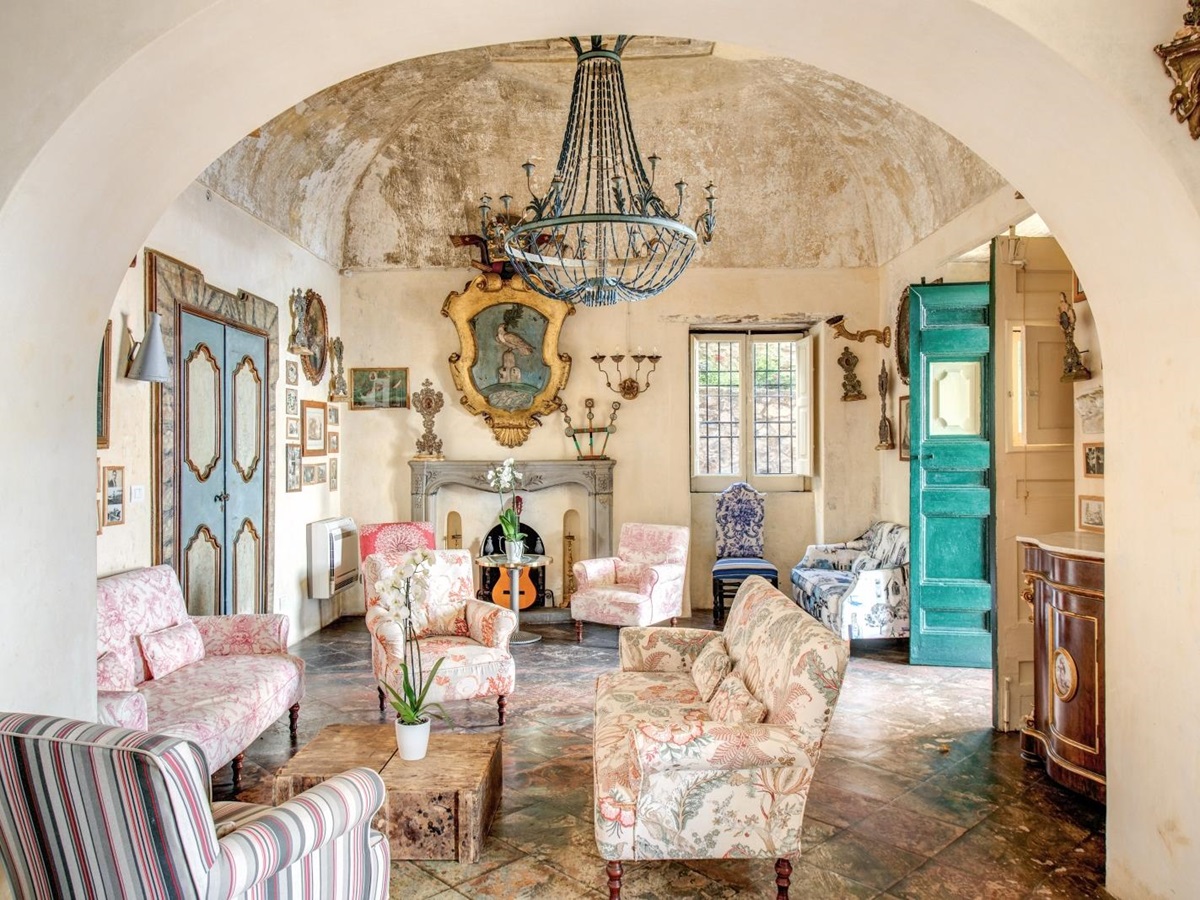 Sitting room with arched ceiling and chandelier