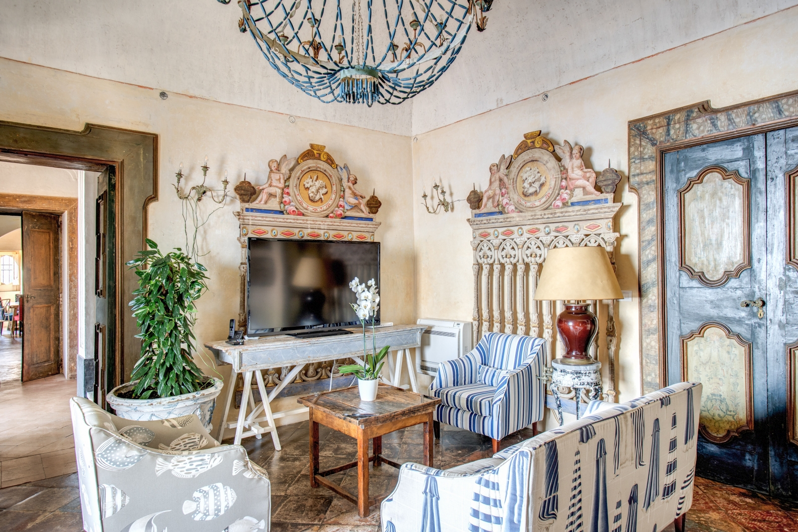 Sitting room with sofas, coffee table and fireplace