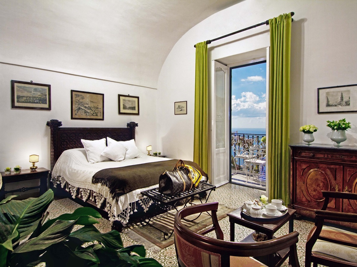 Green double bedroom in Vilal Treville, Amalfi Coast