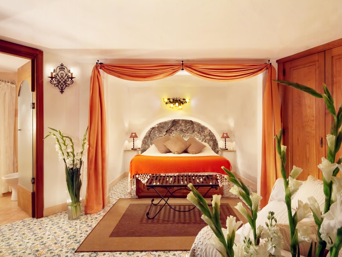 Orange double bedroom in Vilal Treville, Amalfi Coast