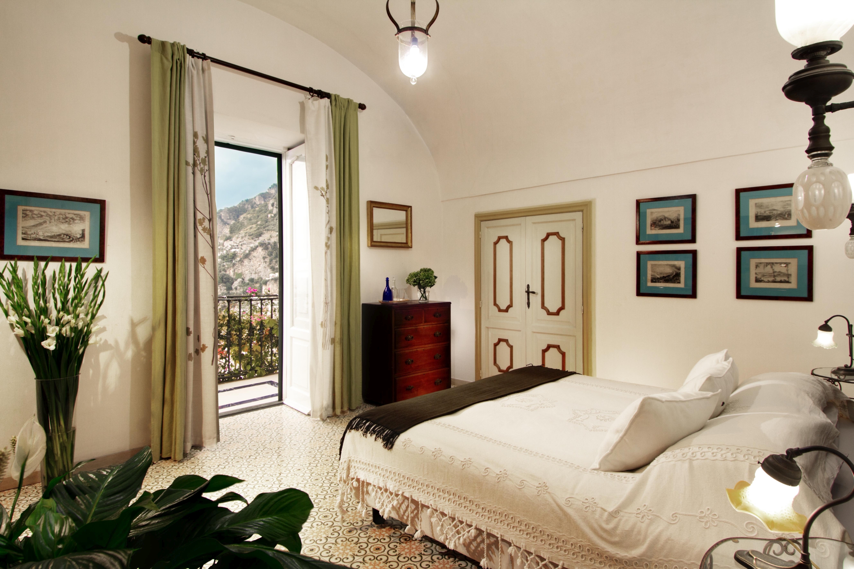 White double bedroom in Vilal Treville, Amalfi Coast