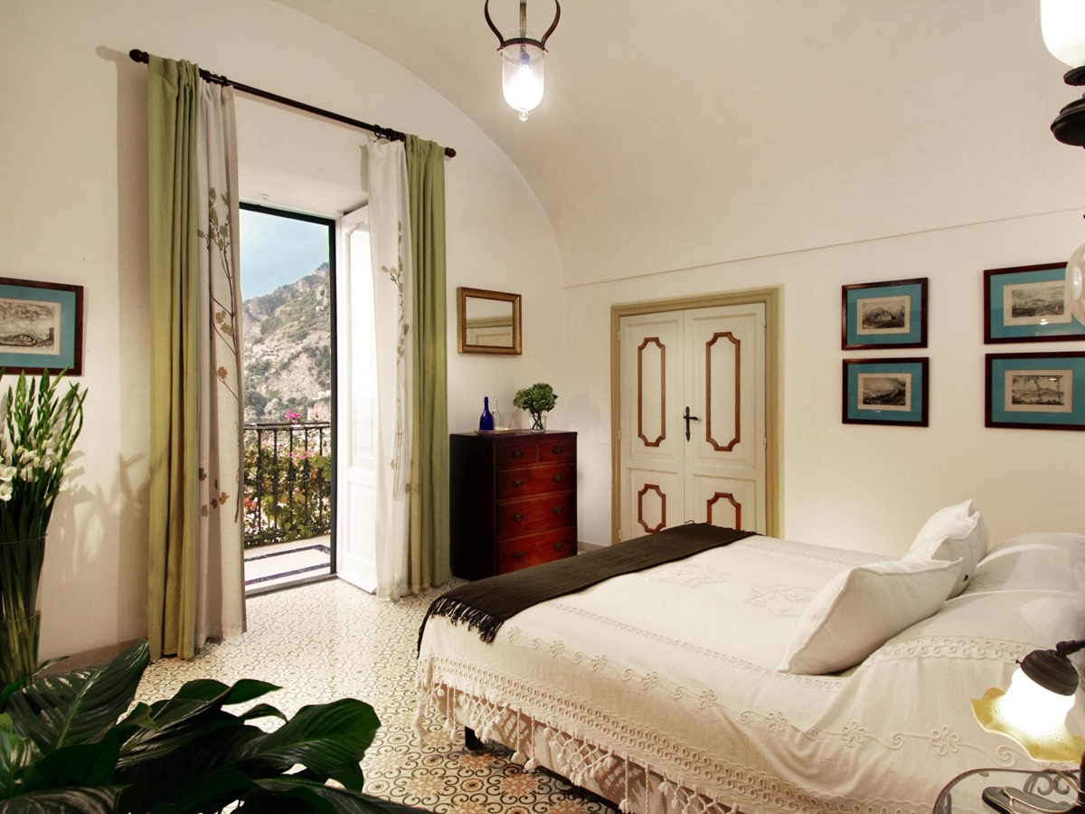 White double bedroom in Vilal Treville, Amalfi Coast