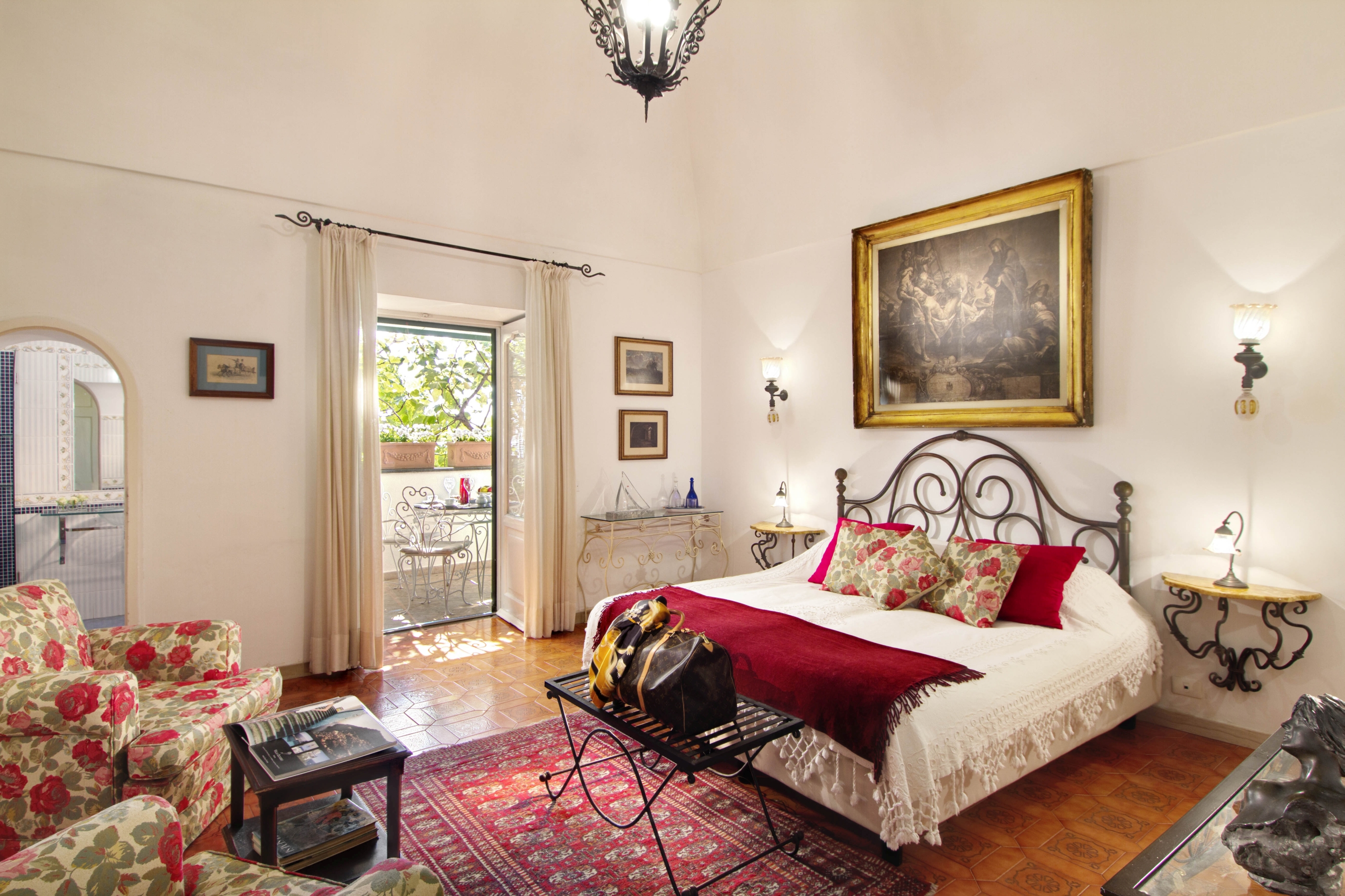 Red double bedroom in Vilal Treville, Amalfi Coast