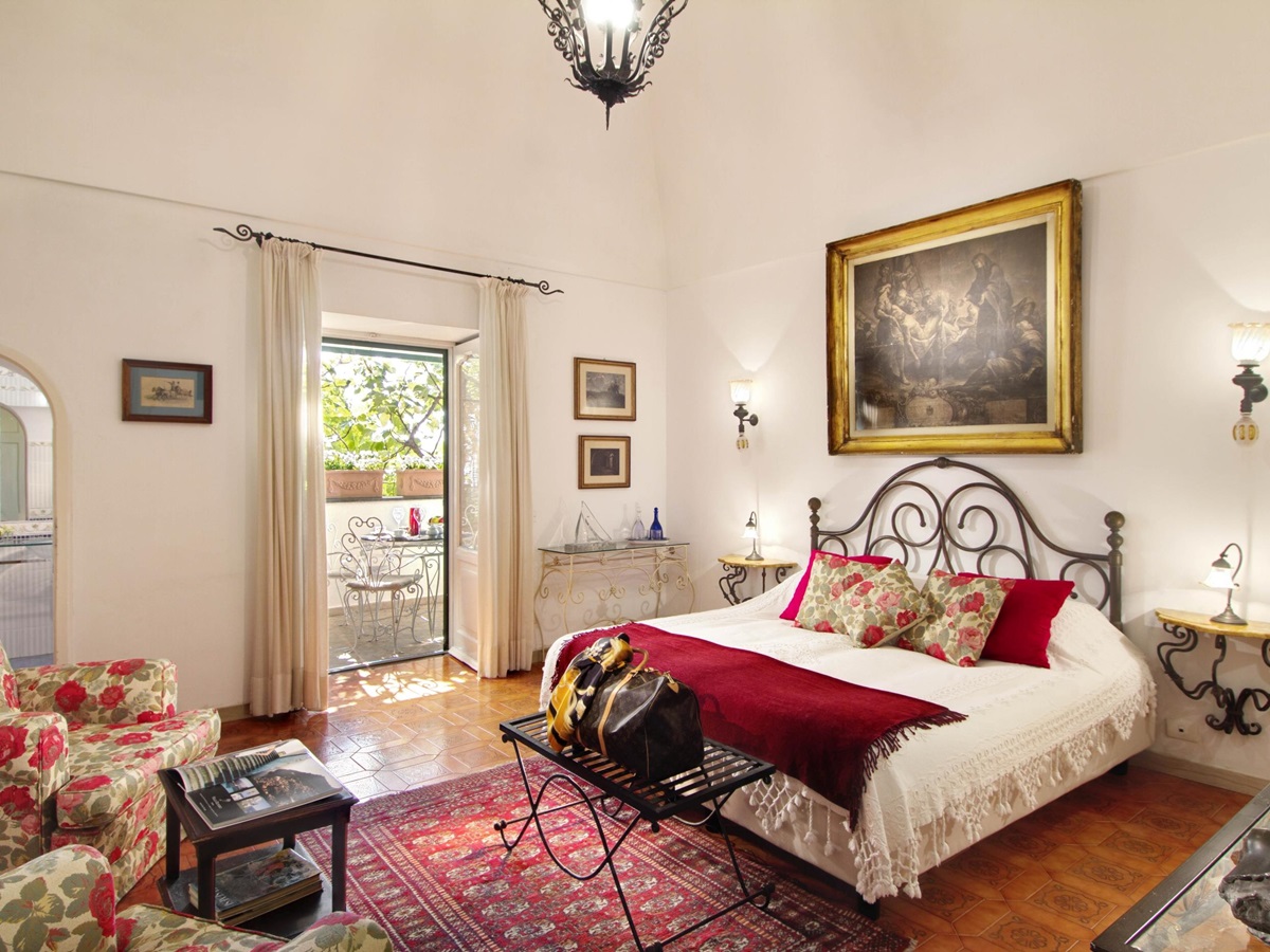 Red double bedroom in Vilal Treville, Amalfi Coast