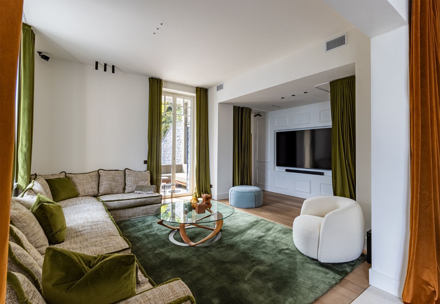 The living room with TV and comfy sofas in luxury rental Breakwater Bellagio, Lake Como