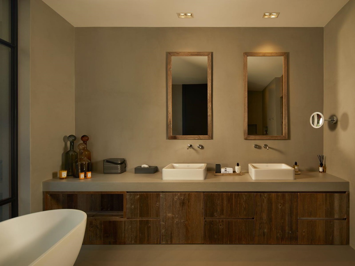 Bathroom at Breakwater Griante in Lake Como with view of basins and a two mirrors