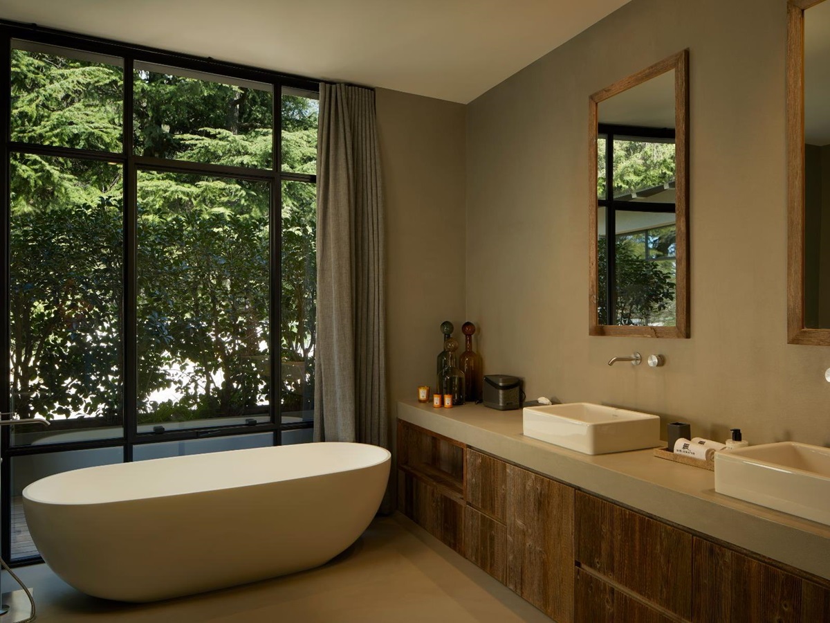 Bathroom in Breakwater Griante in Lake Como with view of a large bath in front of a window