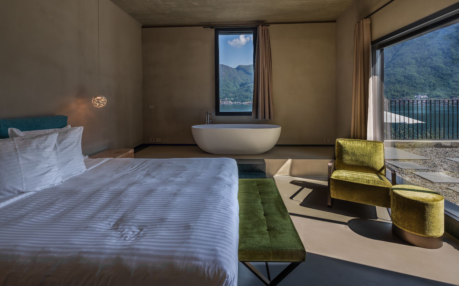 Double bedroom with bathtub at Villa Ardesia in Lake Como