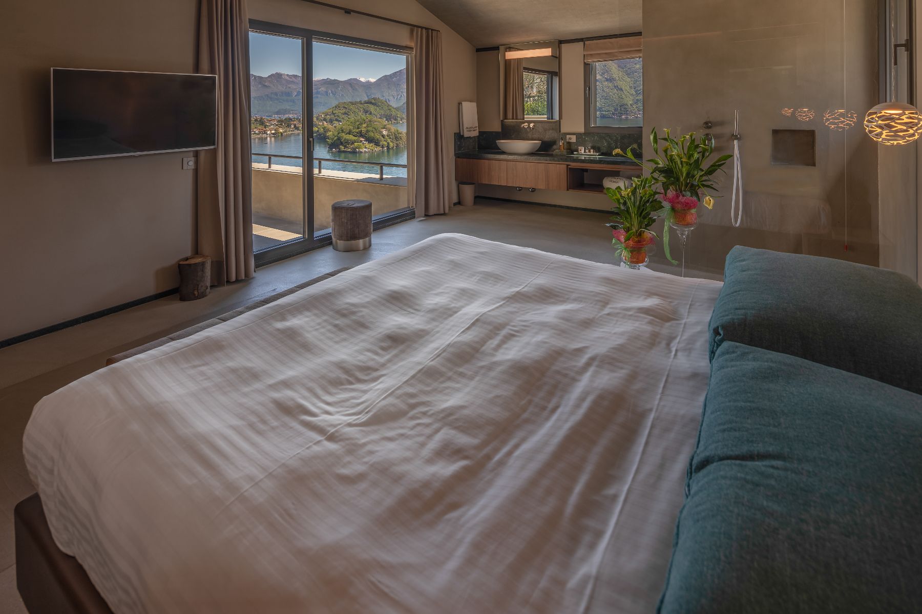 Double bedroom with ensuite and lake view at Villa Ardesia in Lake Como