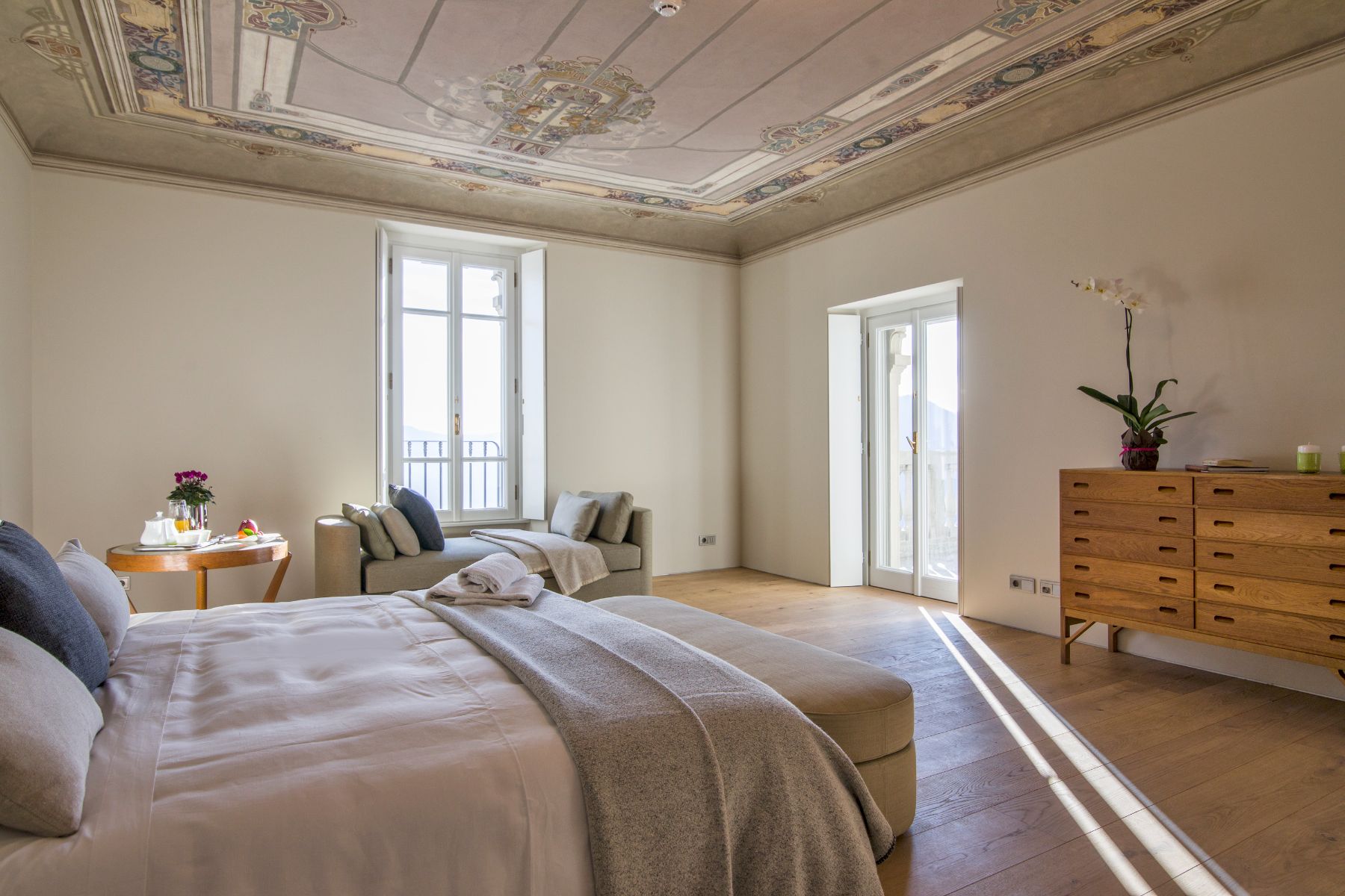 Bedroom with double bed and two open windows at Villa Della Vetta in Lake Como