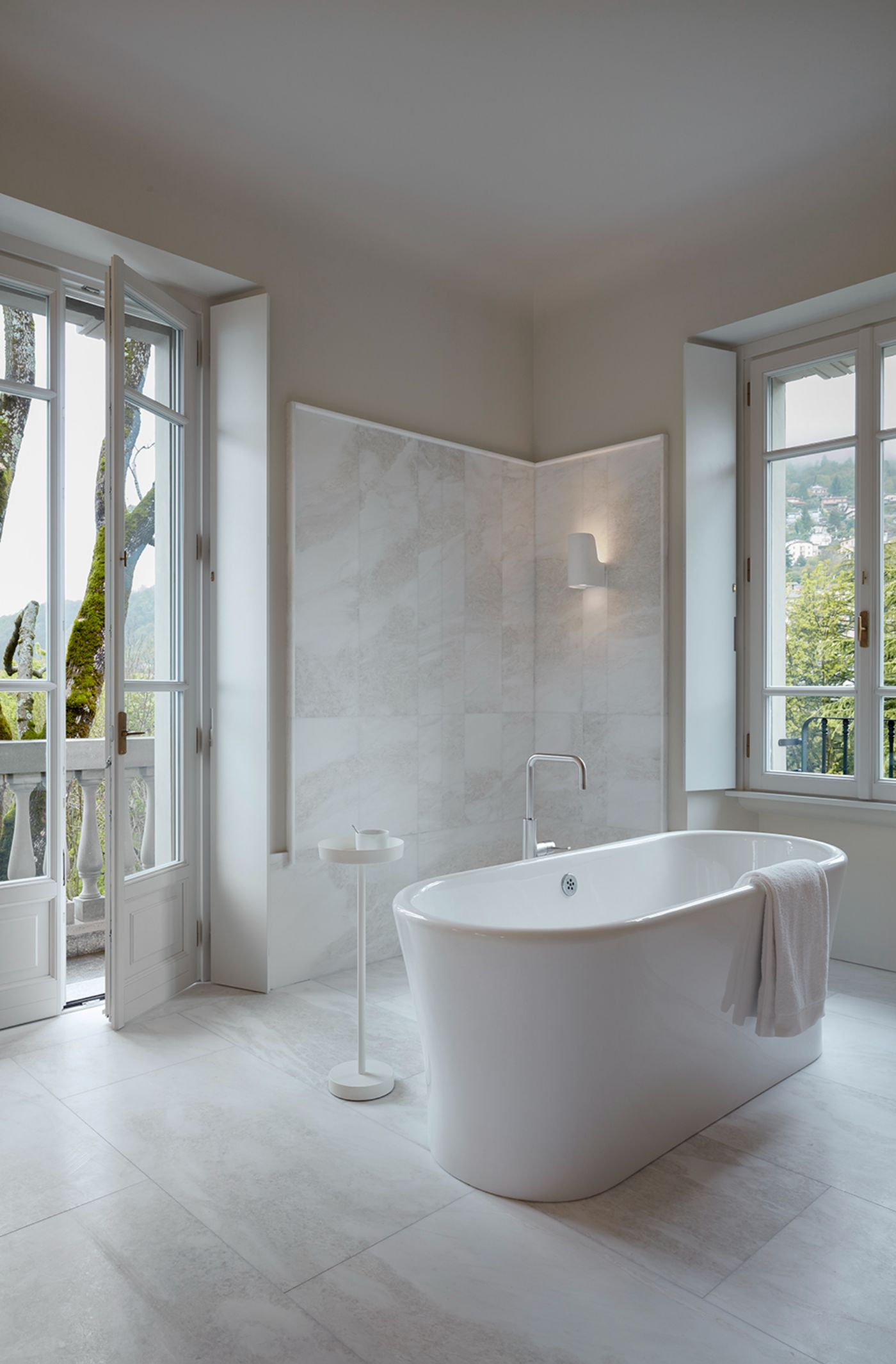 A free standing bath tub in a bathroom at Villa della Vetta.