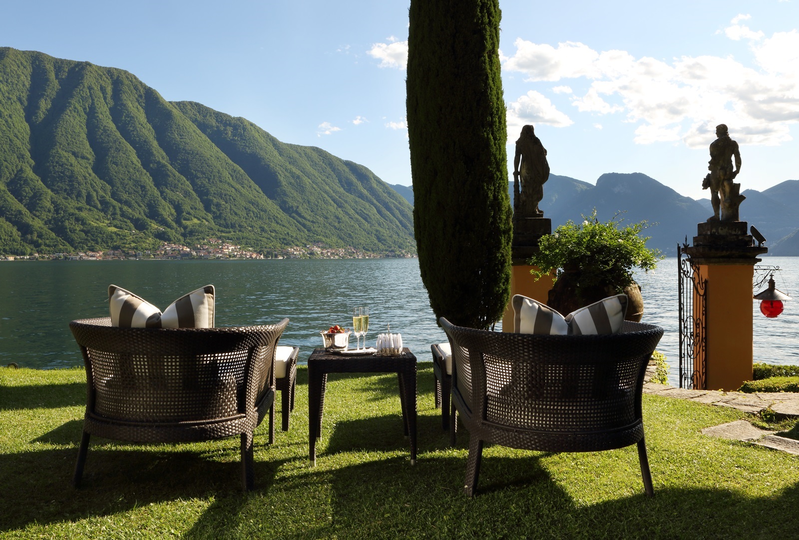 Aperitif aat Villa la Cassinella, Lake Como