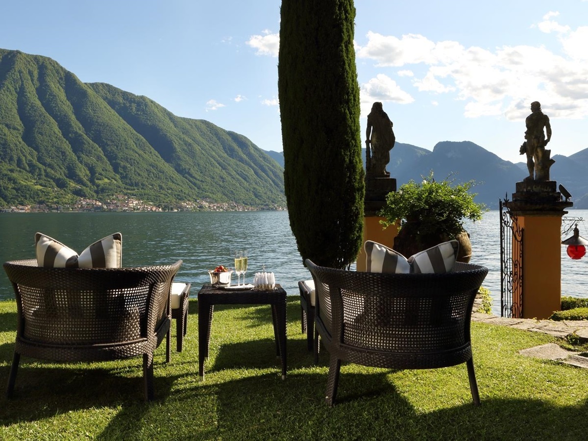 Aperitif aat Villa la Cassinella, Lake Como