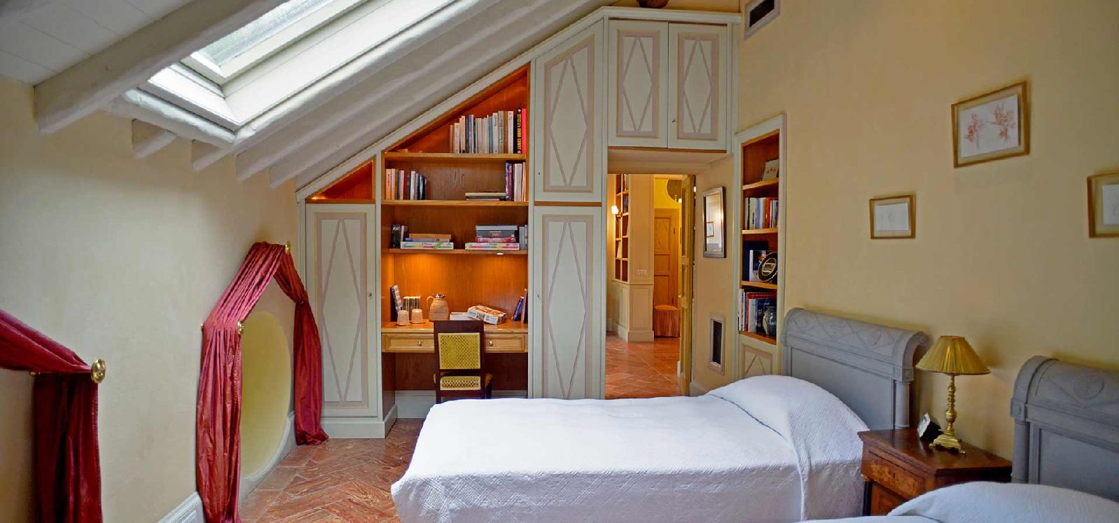 Twin bedroom with skylight at Villa Maria Taglioni on the Italian Lakes