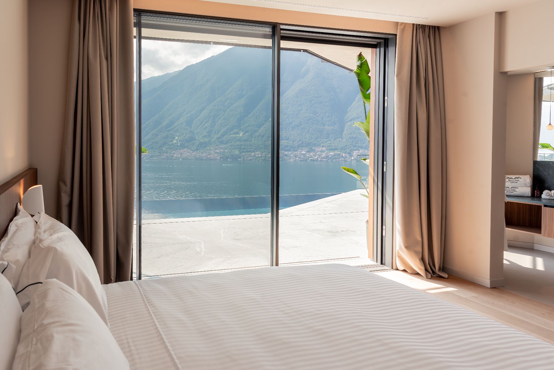 Double bedroom with side lake view at Villa Orizzonte in Lake Como