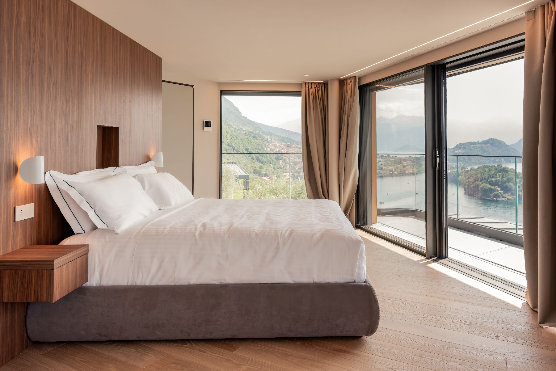 Upper floor bedroom with balcony lake view at Villa Orizzonte in Lake Como