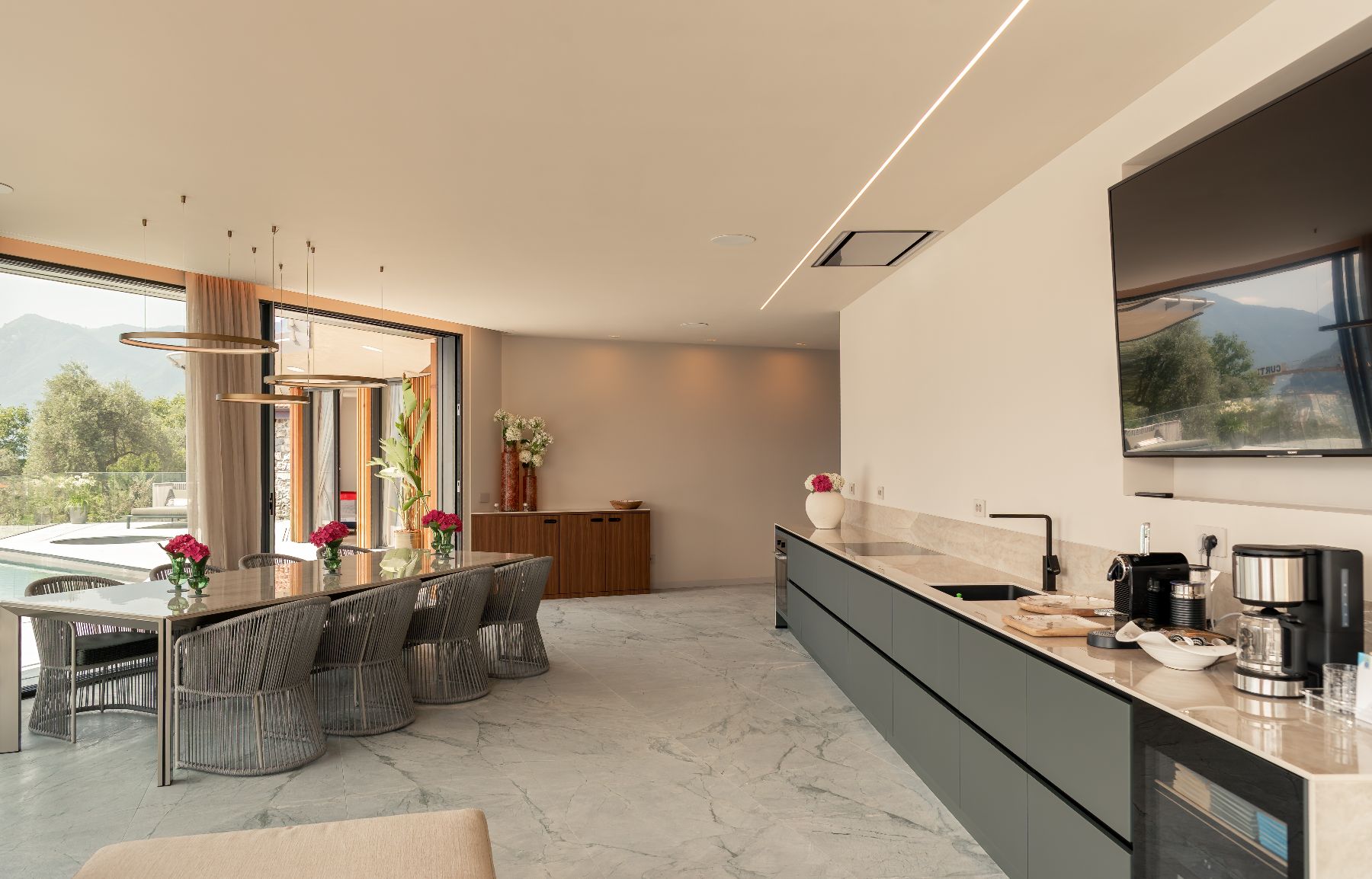 Kitchen and dining area at Villa Orizzonte in Lake Como