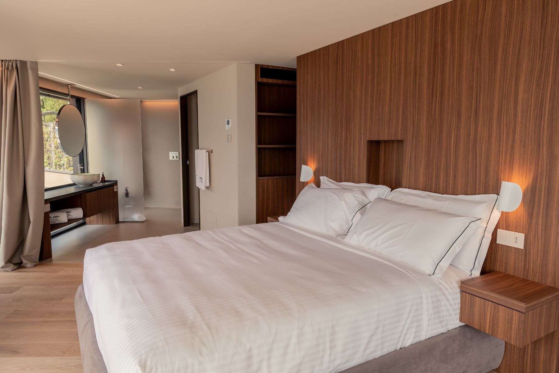 Double bedroom with ensuite at Villa Orizzonte in Lake Como