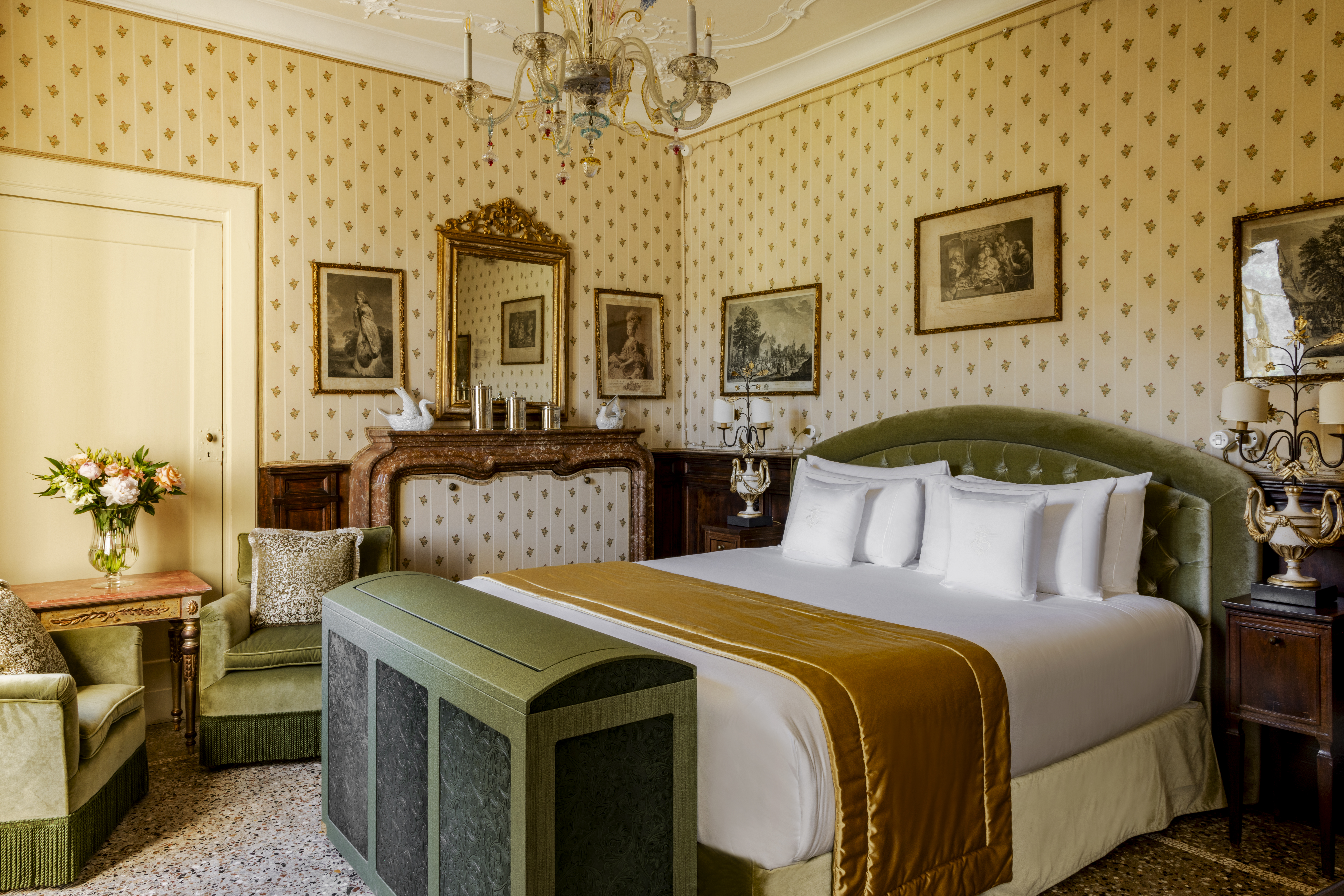villa-sola-cabiati-lake-como-green-bedroom