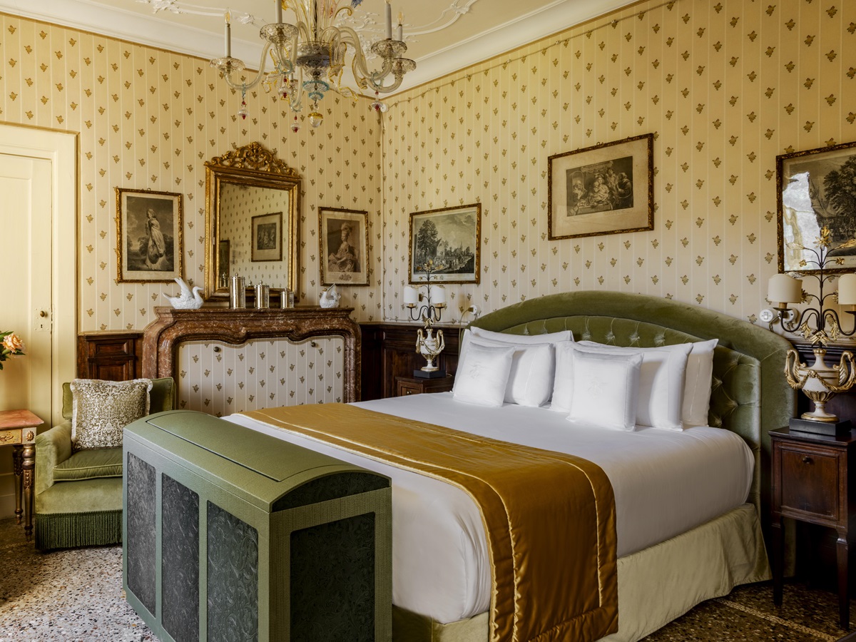 villa-sola-cabiati-lake-como-green-bedroom