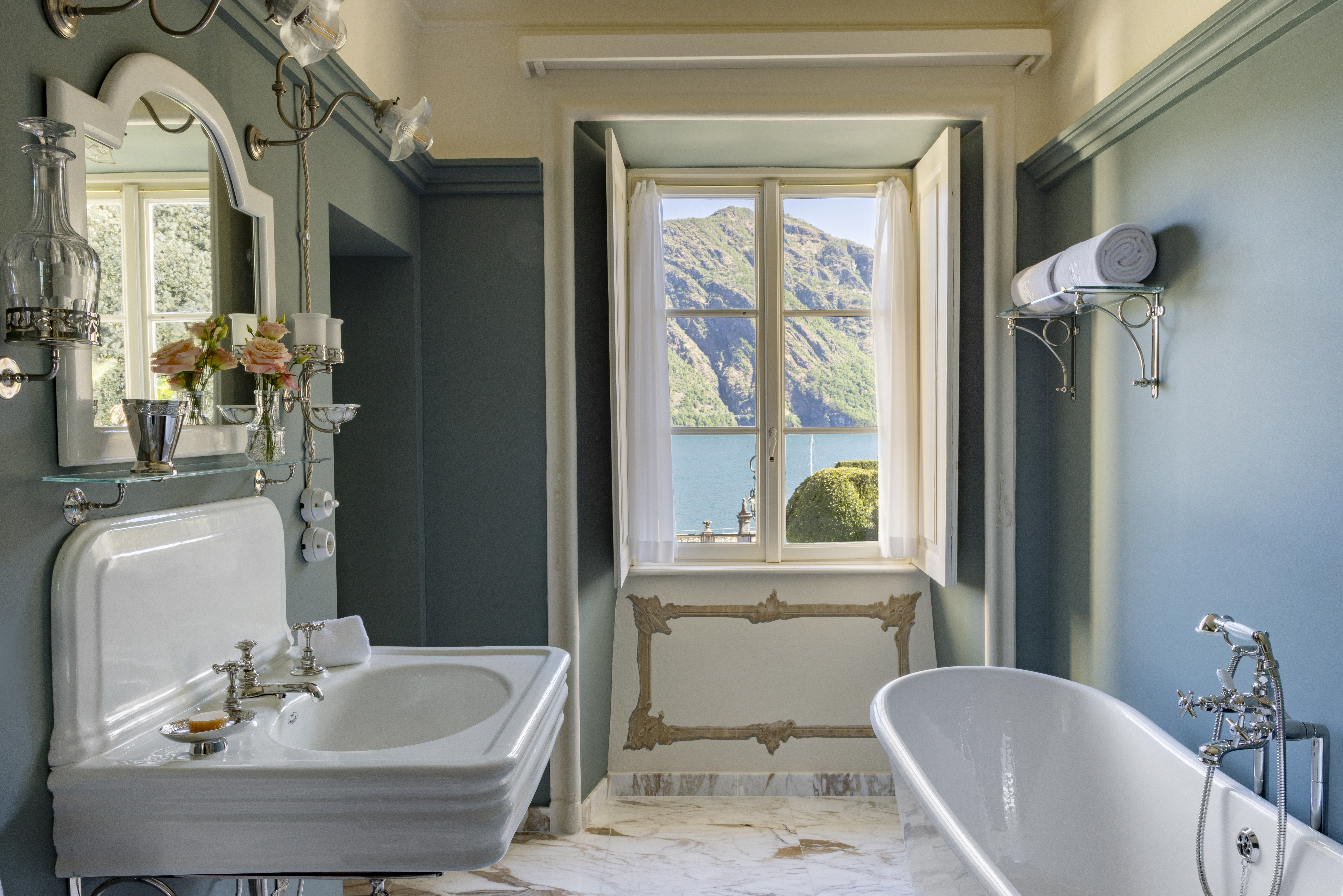 villa-sola-cabiati-lake-como-blue-bahroom