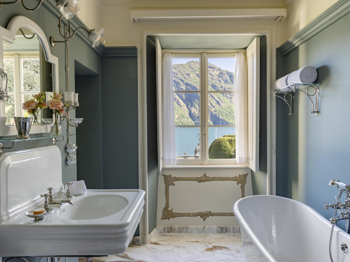 villa-sola-cabiati-lake-como-blue-bahroom