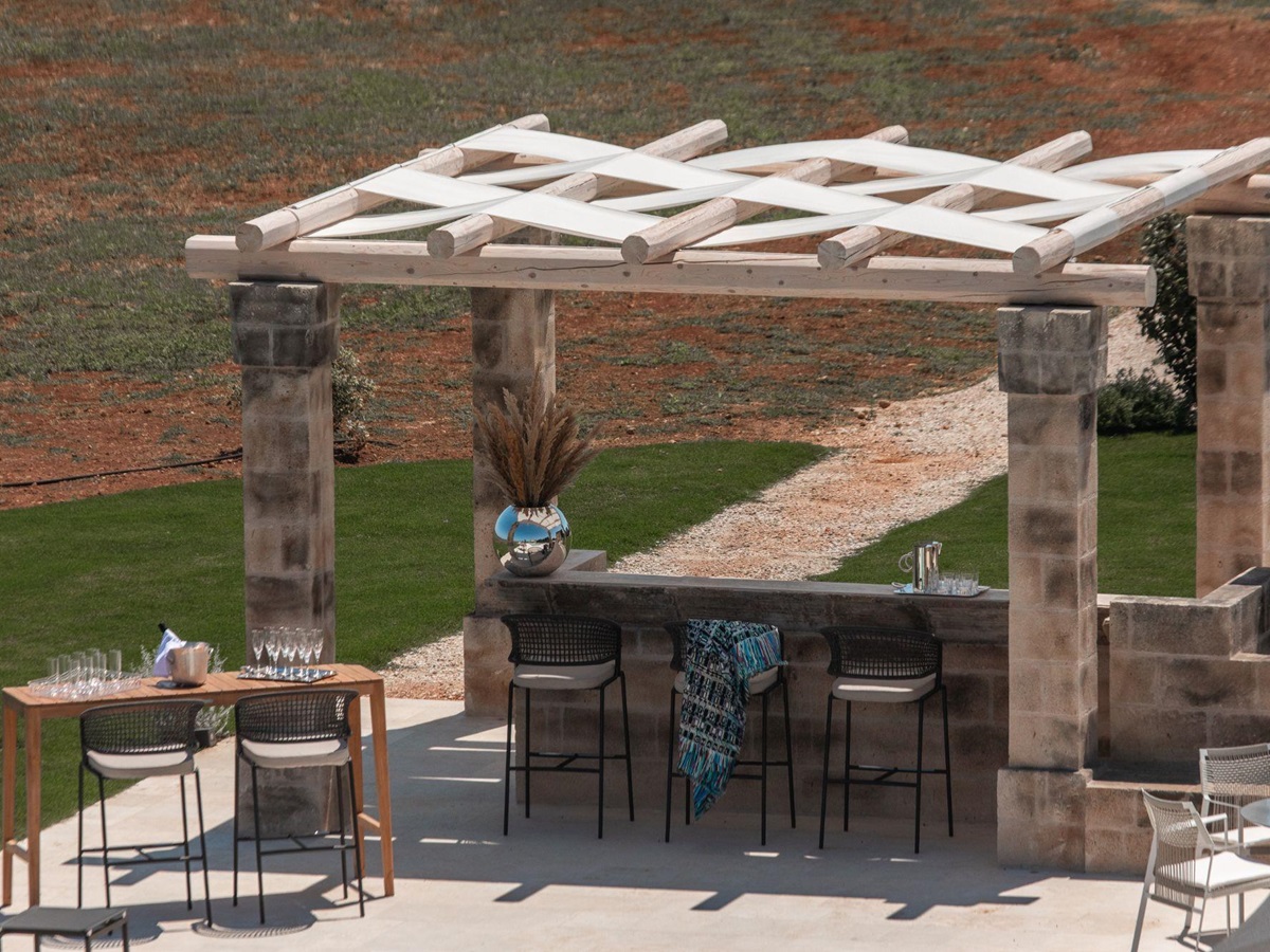 Poolside bar at La Piccola
