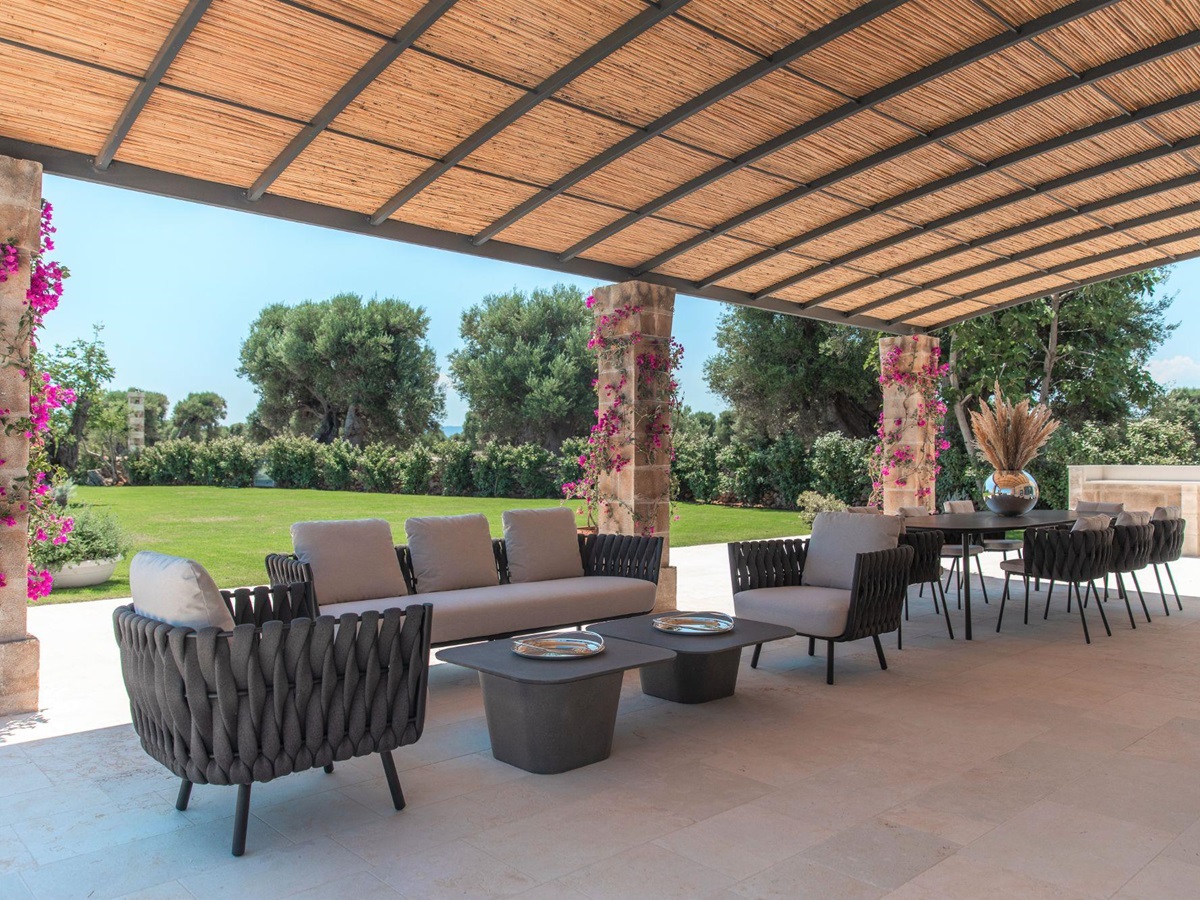 Outdoor terrace with seating and dining area at La Piccola