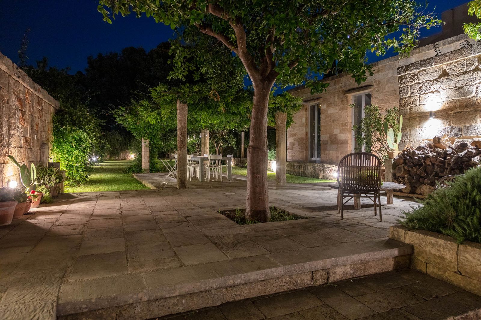 Garden at night at Palazzo Isonzo