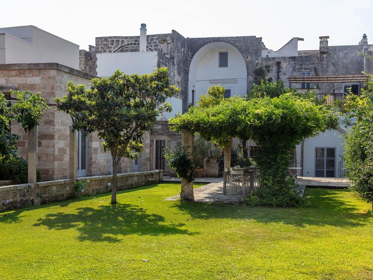 Garden with lawn at Palazzo Isonzo