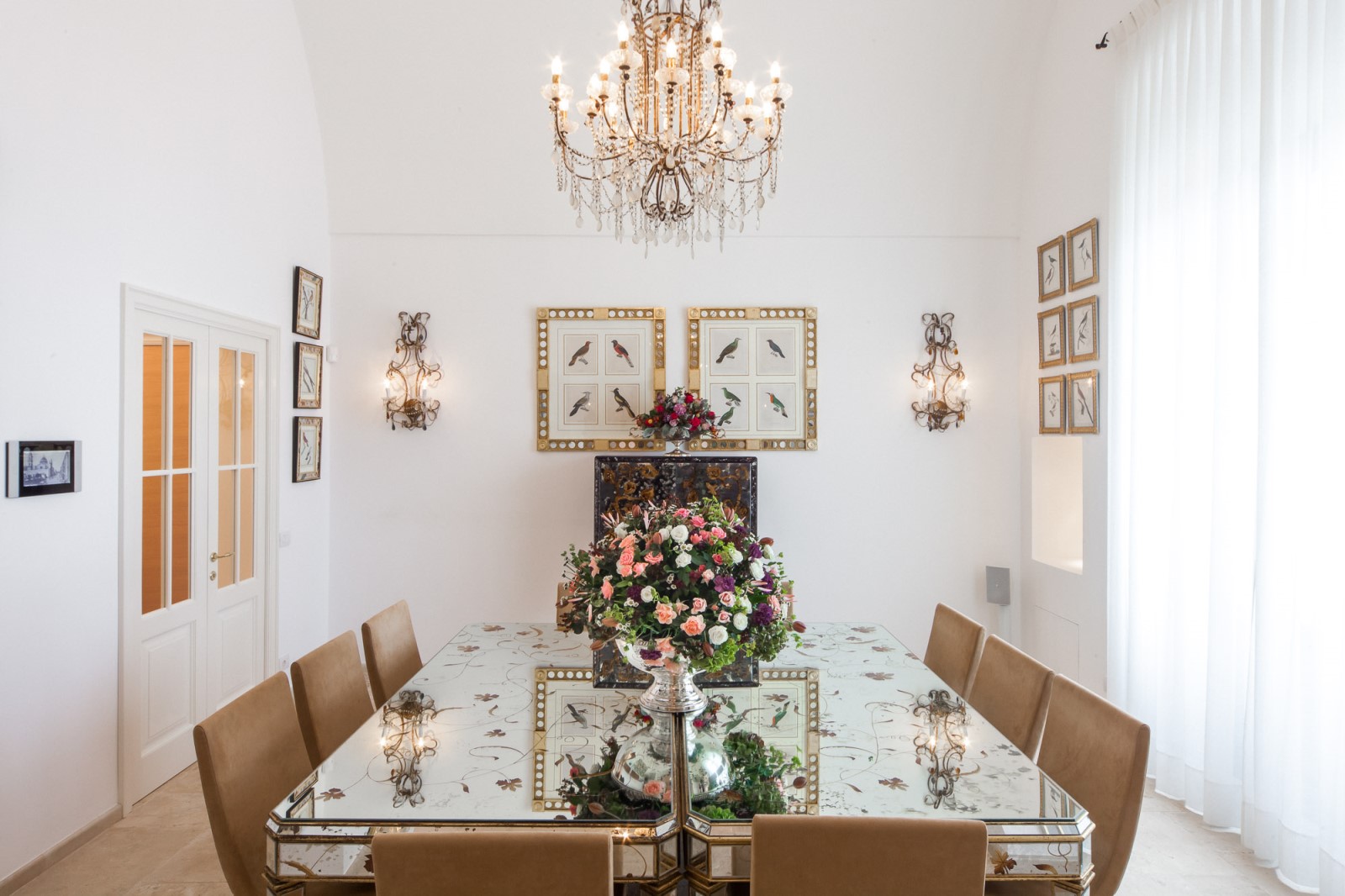 The dining room of Residenza Pettolecchia, Puglia