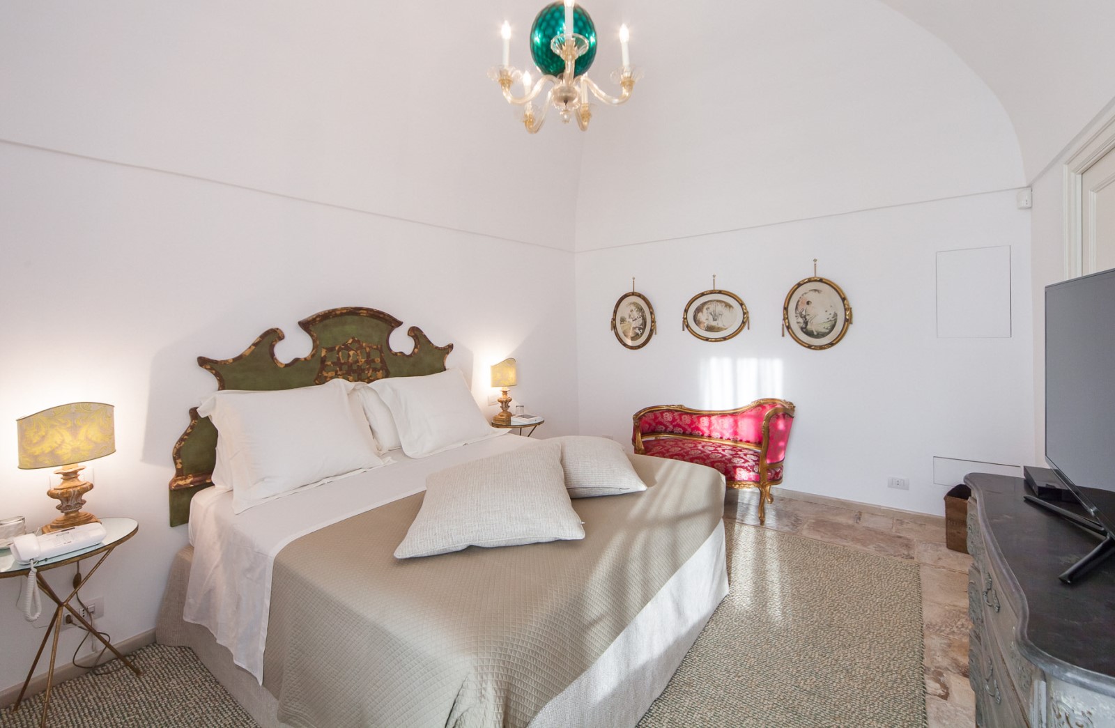 A double bedroom with three paintings in Residenza Pettolecchia, Puglia