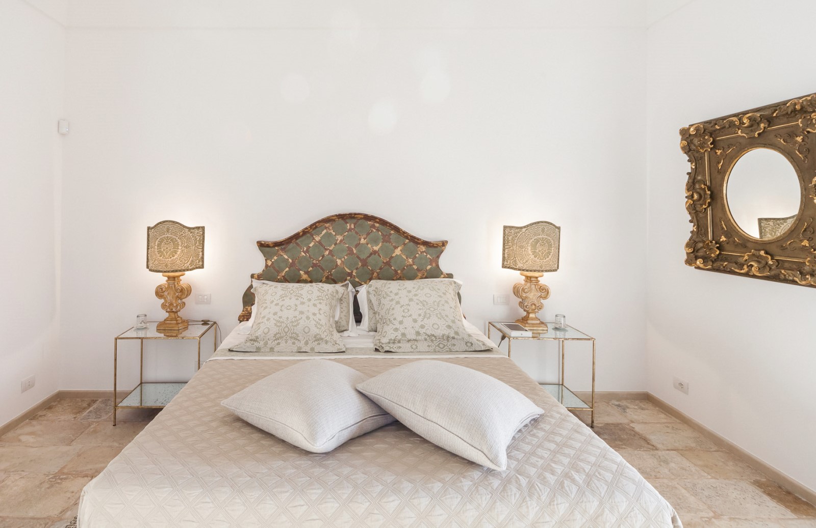 A double bedroom with dim lights in Residenza Pettolecchia, Puglia