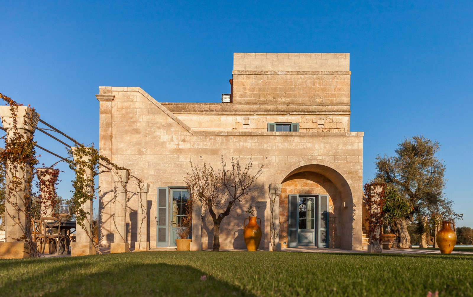 The facade and garden of Residenza Pettolecchia, Puglia