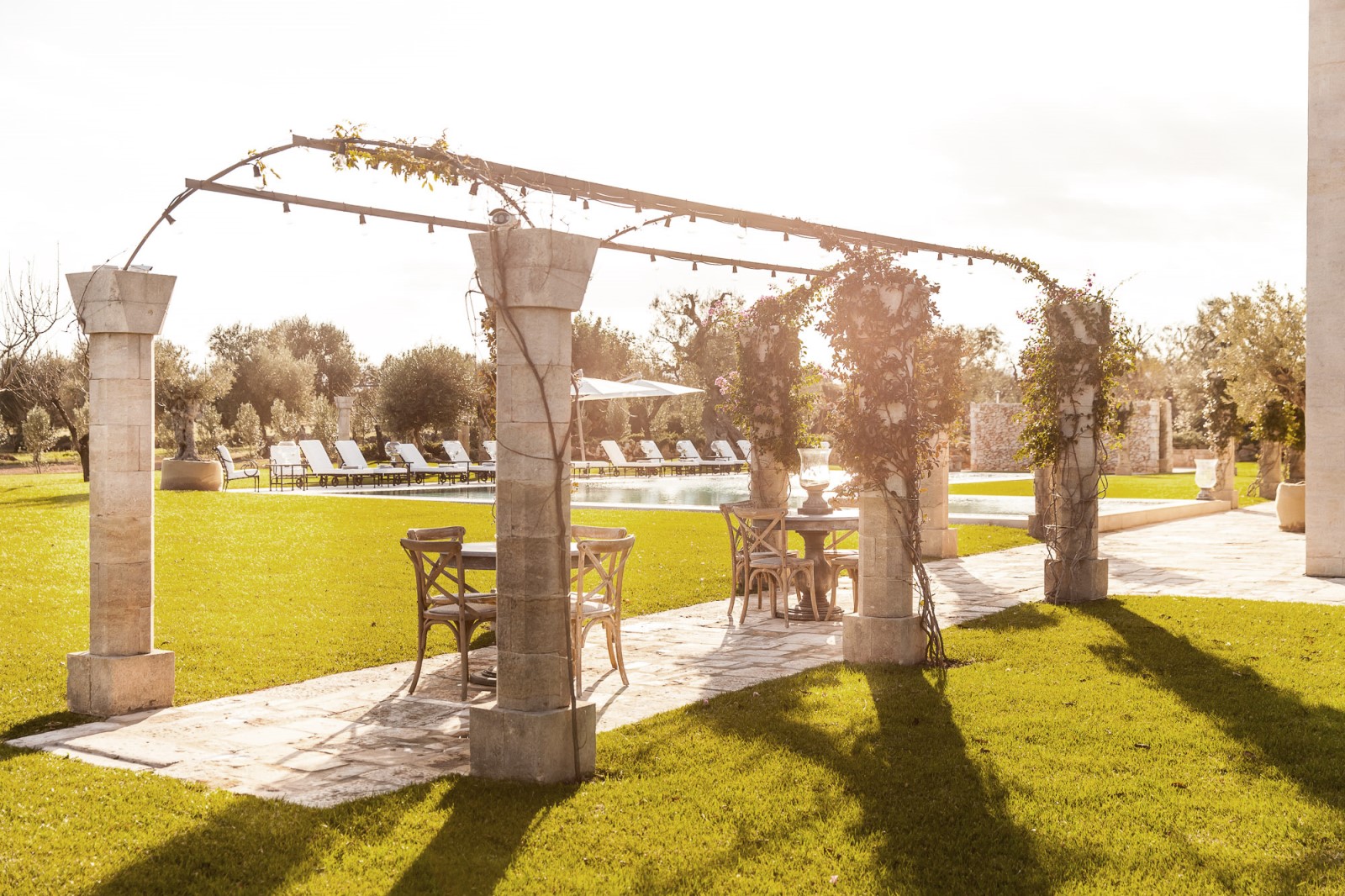 The garden and swimming pool of Residenza Pettolecchia, Puglia