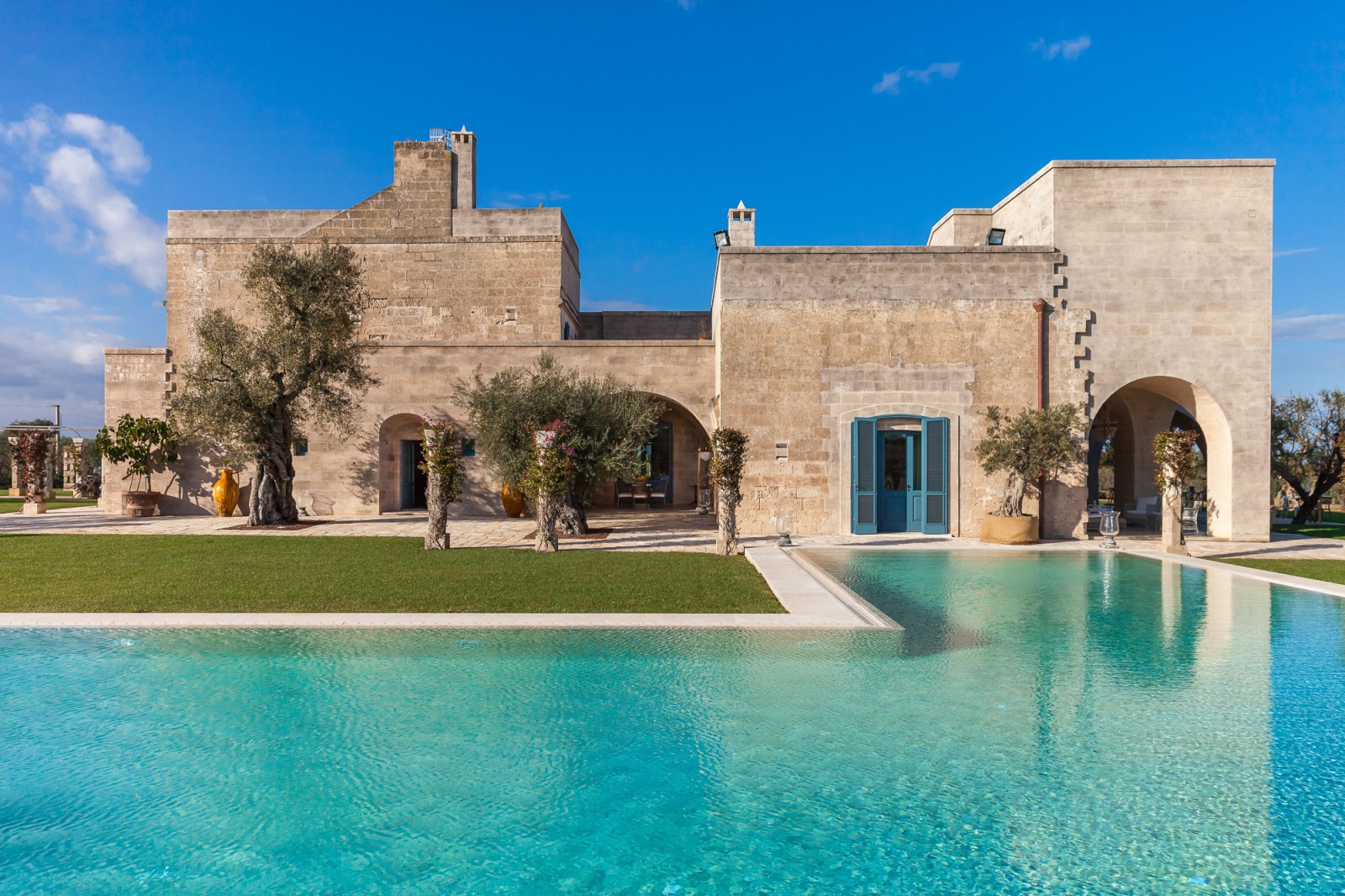 The swimming pool and facade of Residenza Pettolecchia, Puglia