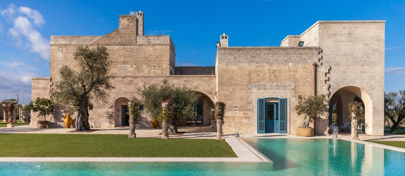 The swimming pool and facade of Residenza Pettolecchia, Puglia