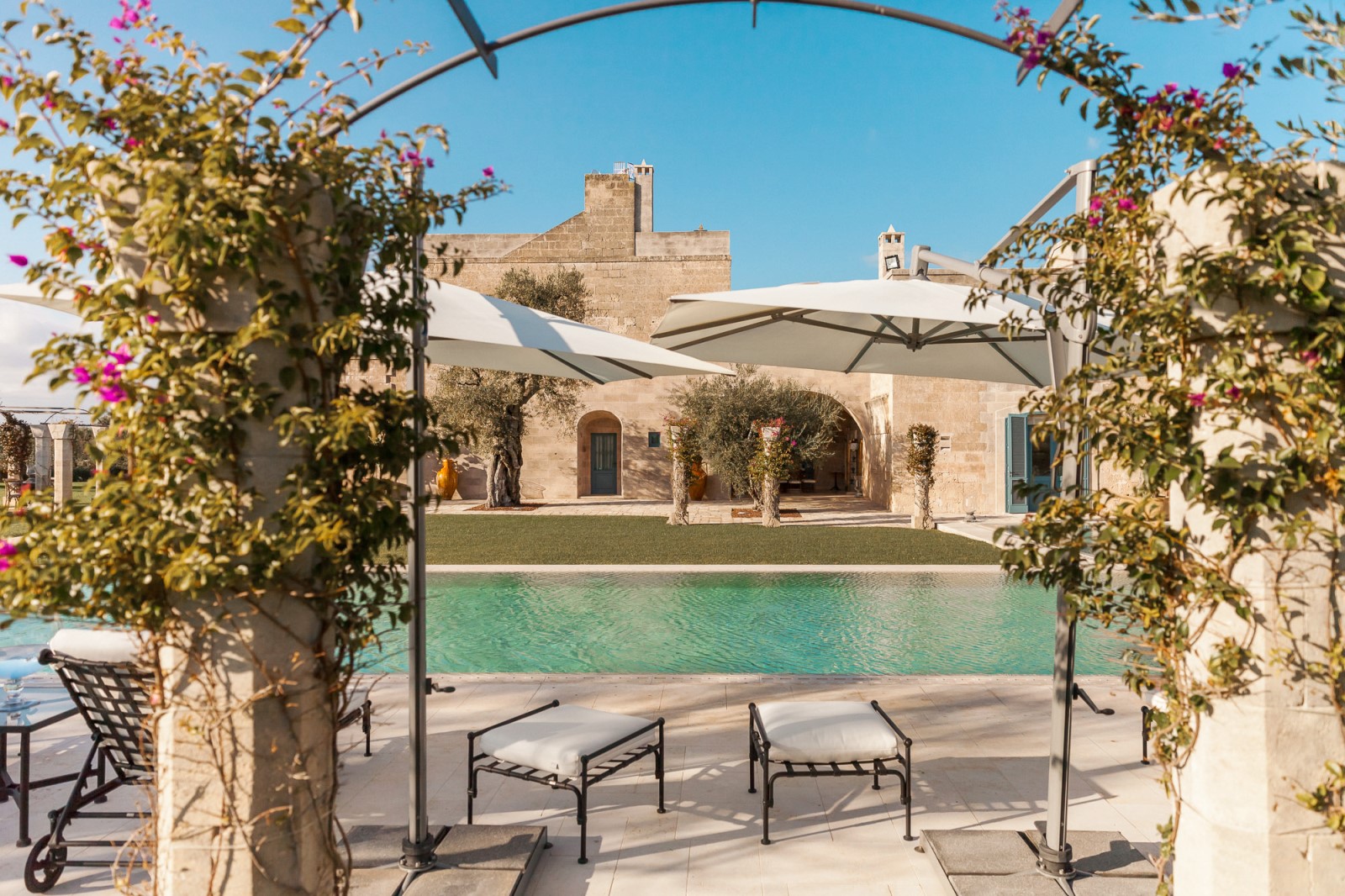 The swimming pool and facade of Residenza Pettolecchia, Puglia
